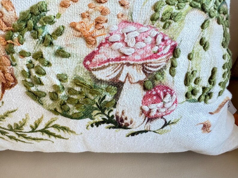 Pu&ograve; includere: Un cartello in legno fatto a mano con la scritta "Benvenuti" in un carattere fantasioso. Il cartello &egrave; dipinto di bianco con una finitura invecchiata e presenta un disegno floreale nei toni del rosa e del verde. Misura circa 30 cm di larghezza.