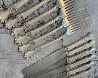 12 couverts vintage plaqué argent, assiette vintage Old Company 6 couteaux de table Holloware, 6 fourchettes de table. Motif Signature, 1950, Monogramme O