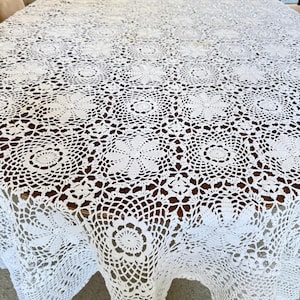Vintage Hand Made White Crochet Tablecloth, Floral Large Excellent 109.5&quot; x 67&quot; Pristine