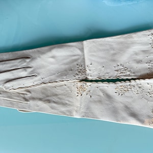 Vintage White Capretto Lavabile Leather Kid Gloves Sz 6.6 Made Italy Rare HAND EMBROIDERED, PIERCED Cream Color, Made in Italy, Pristine