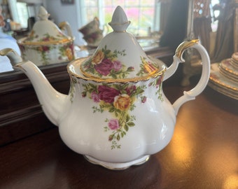 Vintage Old Country Roses by ROYAL ALBERT Large TEAPOT and Lid