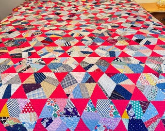 courtepointe vintage, rouge et bleu et multicolore, c1940, hexagone, cousue main à la main, mince, propre, immaculé incroyable couette 4 juillet