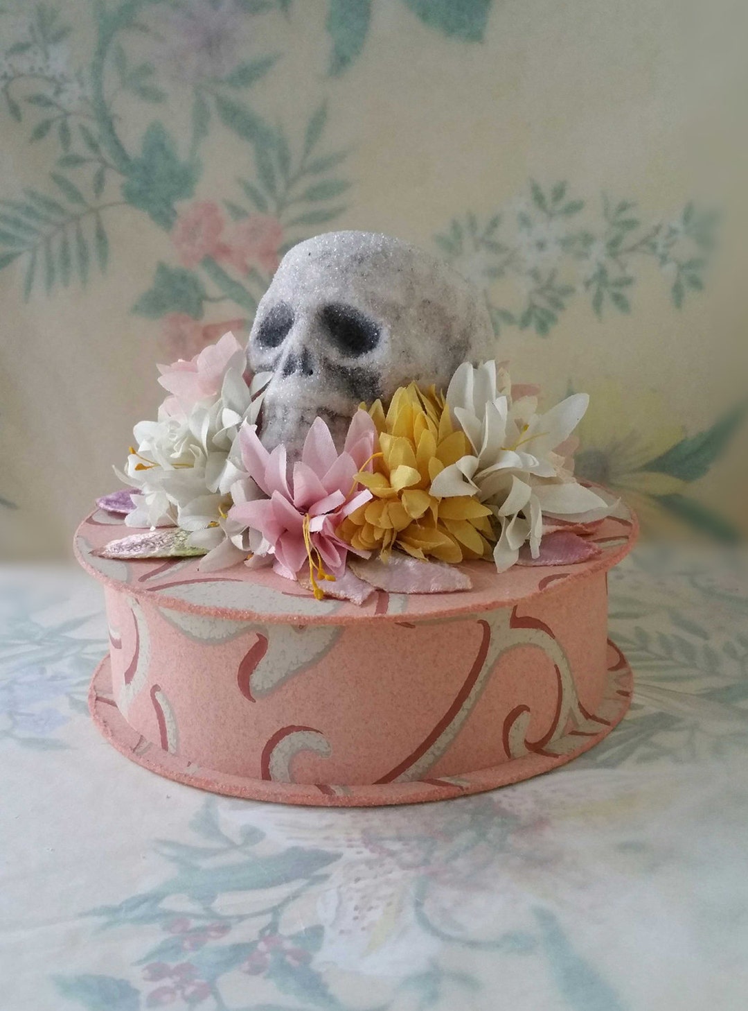 Romántico Pastel Goth cráneo recuerdo caja con la Calavera de cristal de  brillo cristal alemán y flores sombreros Vintage - torta de cumpleaños ..., image size:1080x1458