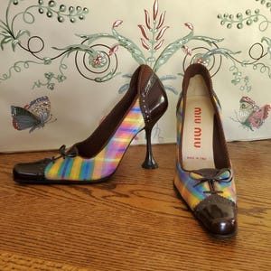 Near Mint Miu Miu Holographic Heel Pumps with original box - size 8.5  39 Calzature Patent Leather Brown Rainbow - Prada made in Italy