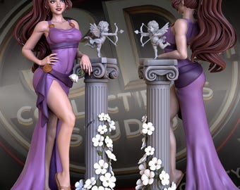 Könnte beinhalten: Detaillierte Statue einer Frau in einem fließenden lila Kleid mit braunen Haaren und Sandalen. Zwei kleine Statuen von Cherubinen mit Pfeil und Bogen stehen auf Säulen. Weiße Blumen und der Text "COLLECTIVE STUDIOS" sind ebenfalls sichtbar.
