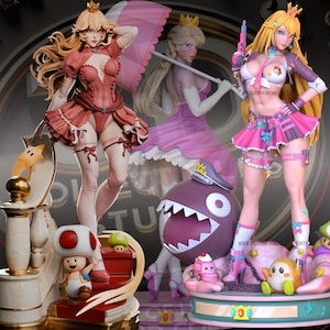 Peut inclure: Trois figurines détaillées de la Princesse Peach de la franchise Super Mario. Les figurines sont dans diverses poses et tenues, avec des couleurs vives dont le rose, le rouge et le jaune. D'autres personnages et accessoires sont également présents.