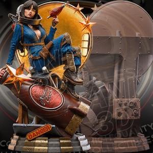 Puede incluir: Una figura coleccionable detallada que muestra a un personaje con un mono azul y botas marrones, sosteniendo una pistola de rayos roja. El personaje está sentado sobre una gran base marrón con forma de cohete, el logotipo de Nuka-Cola y un letrero amarillo de DANGER.