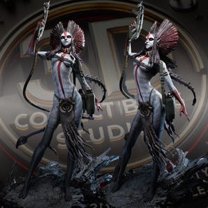 Pode incluir: Uma estatueta colecionável detalhada de uma criatura humanoide pálida com marcas faciais vermelhas, um grande cocar de penas e cabelo escuro trançado. A figura segura um rifle futurista, veste um tanga e está sobre uma base rochosa escura.