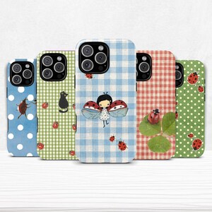 Puede incluir: Una colección de cinco fundas para teléfono con diseños únicos. Las fundas presentan varios patrones, incluyendo lunares, cuadros vichy y un tema de mariquitas. Cada funda muestra una ilustración diferente de mariquitas e imágenes relacionadas, en una variedad de colores.