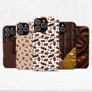 Può includere: Una collezione di cinque custodie per telefoni con design a tema cioccolato. Le custodie presentano motivi di barrette di cioccolato, gocce di cioccolato e pezzi di cioccolato. La tavolozza dei colori include sfumature di marrone e bianco.