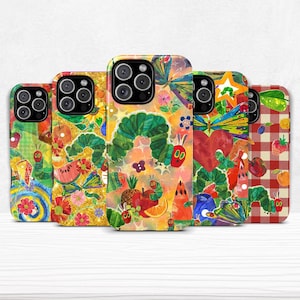 Puede incluir: Una colección de fundas para teléfono coloridas con ilustraciones de "The Very Hungry Caterpillar". Los diseños incluyen la oruga, frutas, flores y mariposas. Las fundas están disponibles en varios tamaños y tienen un acabado brillante.