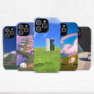 Pode incluir: Uma coleção de cinco capas de telefone com designs de paisagens únicos. As capas apresentam imagens de uma estrada, casas numa colina, uma porta num campo, um arco-íris sobre uma montanha e uma noite estrelada. Cada capa tem uma borda azul ou preta.