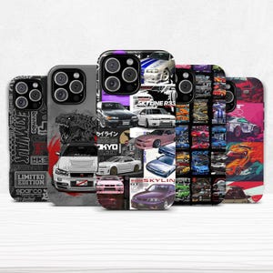 Op de afbeelding: Een verzameling telefoonhoesjes met autodesigns. De hoesjes tonen verschillende automodellen, waaronder Skyline R33, met afbeeldingen en tekst. Het kleurenpalet omvat zwart, grijs, wit, roze en paars.