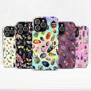 Puede incluir: Cinco fundas para teléfono con diseños de insectos coloridos. Las fundas presentan varios escarabajos, mariposas y otros insectos sobre fondos crema, negro, arcoíris, morado y rosa. Diseñadas para un teléfono inteligente.