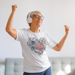 Floral Heart Grandma T-shirt, Cute Unisex Gift Tee, Vintage Style Women&#39;s Shirt, Family Love Top, Mother&#39;s Day Clothing