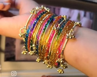 Kashmiri Ghungroo-armbanden: kleurrijk glas, regendruppel, stapelbare gelei-armbanden (set van 10-12)