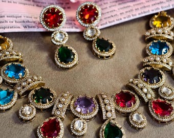 Conjunto de collar llamativo multicolor inspirado en Sabyasachi / Joyería Navratna estilo Polki Kundan / Gargantilla nupcial llamativa / Joyería de Bollywood