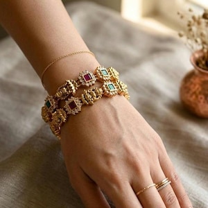 金メッキのラクシュミー・ナクシ寺院バングル、ケンプルリーブエメラルドカダ、アンティークインドジュエリー（2.6）