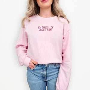 「I’m Literally Just a Girl」刺繍スウェットシャツ - キュートなピンクのフェミニンなクルーネック、柔らかくガーリーなプルオーバー