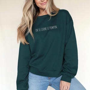 On Se Calme Le Pompon Sweatshirt – French Embroidered Crewneck, Cozy Minimalist Sweater, Funny Gift, Aesthetic Pullover