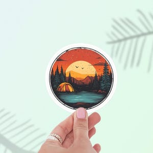 Sticker Wildernis camping zonsondergang – vinylsticker natuur avontuur – retro tent-, meer- en boslandschap voor wandelaars en kampeerders