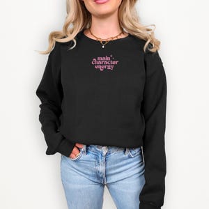 Main Character Energy Embroidered Sweatshirt – Retro Aesthetic Cozy Crewneck, Soft Minimalist Loungewear for Women