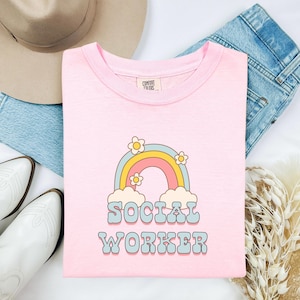 Retro T-shirt maatschappelijk werker - schattig pastel regenboog sociaal werk T-shirt - shirt geestelijke gezondheid ondersteuning - maatschappelijk werker waardering cadeau