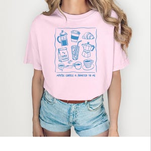 Niedliches Coffee Lover T-Shirt - Vielleicht Kaffee ist Addicted to Me T-Shirt | Lustiges Koffein Shirt | Ästhetisches Pink Coffee Shirt für Frauen