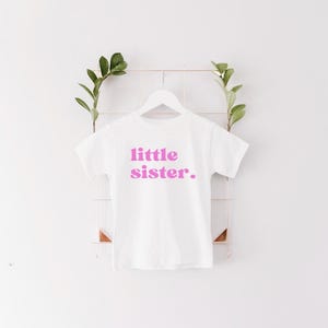 Little Sister Toddler T-Shirt – Cute Sibling Outfit, Baby Sister Gift, Matching Family Shirt, Soft & Comfy Tee for Girls, Birthday Outfit