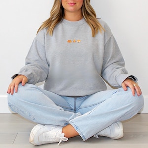 Camping Vibes Embroidered Sweatshirt – Cozy Outdoors Crewneck – Minimalist Camping Pullover – Hiking & Adventure Aesthetic Sweater