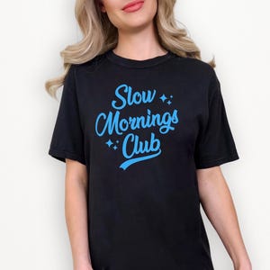 Slow Mornings Club T-Shirt – Comfy Graphic Tee for Women | Cozy Aesthetic, Relaxed Morning Vibes, Cute Casual Everyday Outfit