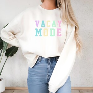 Vacay Mode Sweater – Pastel Beach Vacation Graphic Sweatshirt – Unisex Casual Relaxed Fit – Cozy Travel Apparel for Summer & Holidays