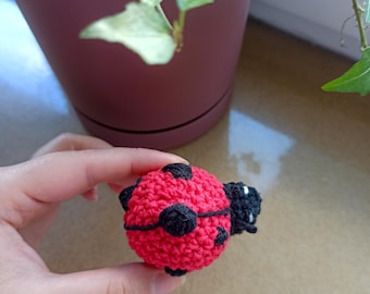 Handgemaakte gehaakte sleutelhanger lieveheersbeestje – Schattige amigurumi-tashanger / cadeau voor haar / Lucky Ladybug