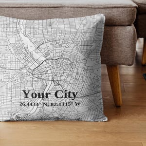 Benutzerdefinierte Stadt Kissenbezug | Personalisierte Karte Dekokissen | Minimalistisches Kissen mit Stadtnamen | Reisegeschenk für Home Decor