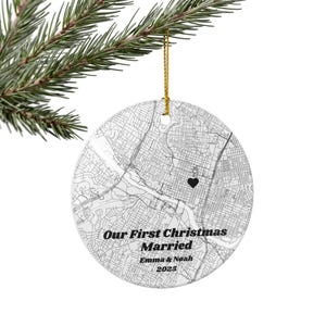 Adorno navideño con mapa de casamiento, nombres personalizados, año y ciudad, regalo de mapa aéreo personalizado, recuerdo de recién casados de Above The Grid