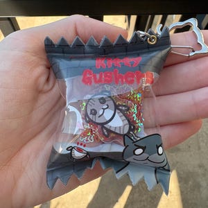 Mewgenics Guillotina Kitty Gushers Gummies Snoepzakje Shaker Sleutelhanger Sleutelhanger Snoep Dessert Indiegame