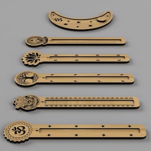 Op de afbeelding: Een verzameling houten wierookhouders en een halvemaanvormige wierookbrander. De houders hebben verschillende ontwerpen, waaronder een oog, lotusbloem, levensboom, Hamsa-hand en het Om-symbool. Elke houder heeft een sleuf voor wierookstokjes.