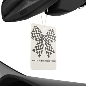 Sente-se, aperte o cinto, aproveite o passeio, laço xadrez, aromatizante para carro, novo presente para carro, laço, refrescante para carro, lindo, aromatizante para carro