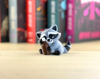 Inspirado en Barbara Raccoon, Scythe & Sparrow y la trilogía Ruinous Love, este adorno para estantería es un regalo ideal para amantes de los libros (40 mm de alto).
