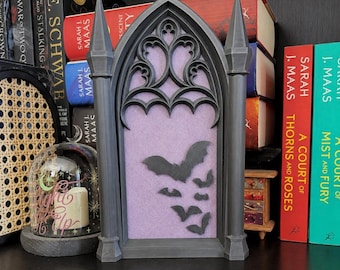 Rincón de libros con ventana de catedral de ACOTAR: Decoración de estantería de alta fantasía