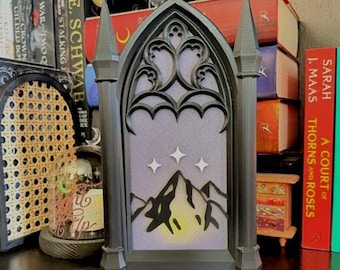 Rincón de libros con ventana de catedral de ACOTAR: Decoración de estantería de alta fantasía