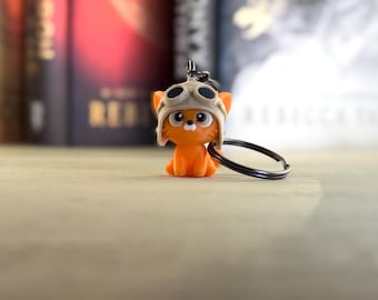 Llavero de gato naranja con casco de vuelo: Regalo para amantes de los libros