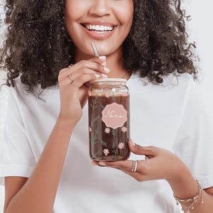 Personalisierte Blumen Sipper Glas, benutzerdefinierte Blumenglas Dose, Blumen Glasbecher, Geschenk für Geburtstage, Brautjungfer Geschenke, Eiskaffeeglas