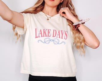Camiseta corta con lazo "Lake Days", camiseta "Lake Days", viaje de chicas de fin de semana en el lago, regalos de fin de semana en el lago, regalos con temática de lago, camiseta de cabaña