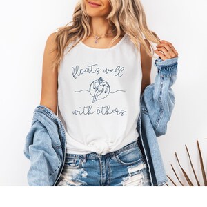 Débardeur qui flotte bien avec les autres, glissade sur bouée, chemise sur bouée, cadeau pour des amis, ambiance de lac, t-shirt vie de lac