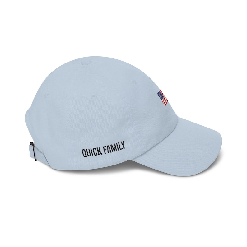 Puede incluir: Gorra de b&eacute;isbol azul claro con visera curva. La gorra tiene el texto "QUICK FAMILY" en negro en el lateral y un peque&ntilde;o parche de la bandera americana. Correa ajustable en la parte trasera.