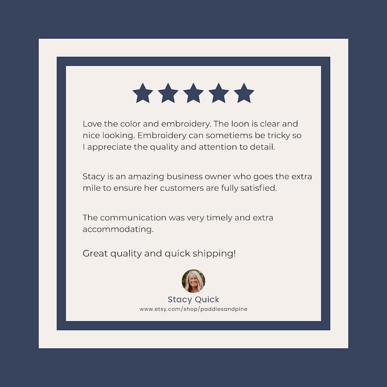 Puede incluir: Una tarjeta de rese&ntilde;a de cliente con un fondo blanco y un borde azul marino. La tarjeta presenta cinco estrellas doradas, comentarios de clientes y una foto de Stacy Quick. Tambi&eacute;n se incluye la URL de la tienda de Etsy.