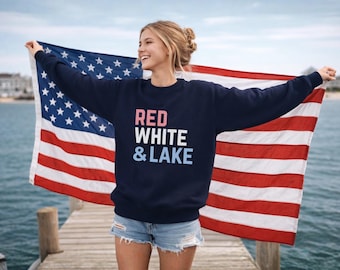 Camiseta roja, blanca y lacustre, camiseta patriótica de la vida en el lago, fin de semana de chicas en el lago, fin de semana en la cabaña, camiseta del 4 de julio, ropa para navegar, sudadera americana