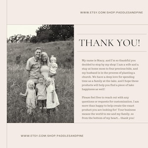 Puede incluir: Fotograf&iacute;a en blanco y negro de una familia de seis personas de pie en un campo. El texto "THANK YOU!" se muestra de forma destacada, junto con la URL de la tienda Etsy. La imagen transmite un mensaje de gratitud y valores familiares.