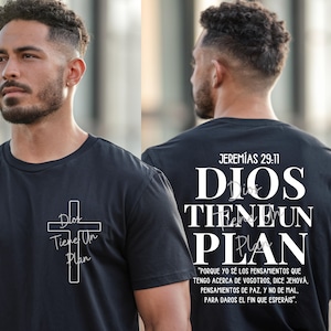 Puede incluir: Camiseta negra con texto blanco y un diseño de cruz en la parte delantera. La parte trasera de la camiseta presenta el texto "JEREMÍAS 29:11" y "DIOS TIENE UN PLAN" en letras blancas grandes, junto con un versículo bíblico.
